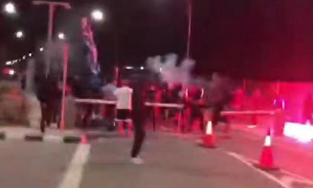 Κύπρος - Οδόφραγμα Δερύνειας: Επεισόδια με 250 άτομα – Επέμβαση Αστυνομίας